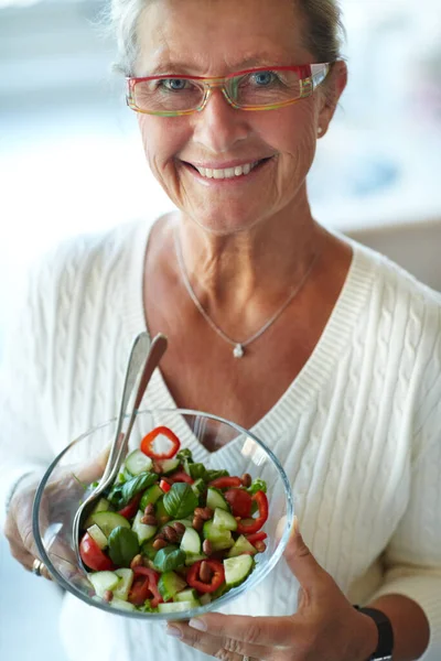健康的な食事 健康のためのサラダを持つ肖像画 笑顔とシニアの女性 幸せな人 野菜のボウル オーガニックビーガンフードと利点 家庭でのデトックスとランチ — ストック写真