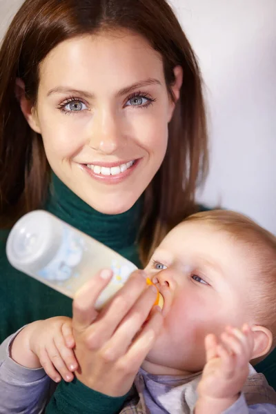 Frau Gesicht Und Baby Zum Füttern Flasche Für Hunger Ernährung — Stockfoto