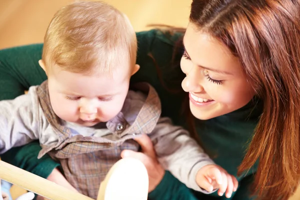 Mutter Halter Und Baby Mit Lächeln Für Die Kindliche Entwicklung — Stockfoto
