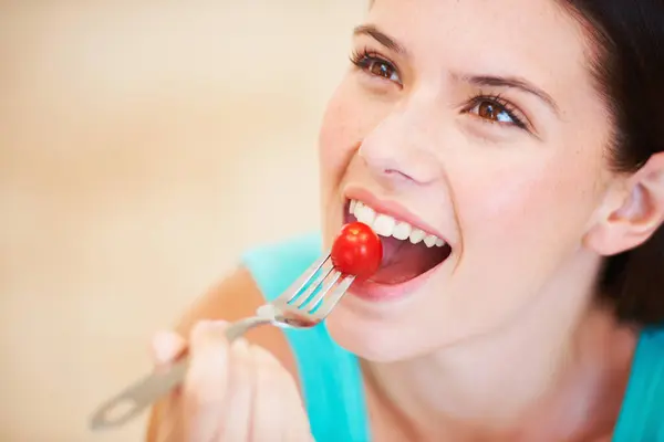 Gezondheid Dieet Gezicht Van Vrouw Met Tomaat Eten Voor Voeding — Stockfoto