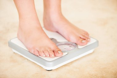 Kadın, kilo kaybı ve ölçü, hedef ve sağlık için kontrol diyeti için ayaklar. Fitness, ölçek ve yakın çekim ölçme, kontrol ve tartma vücut, kütle ve elektronik cihaz veya teknoloji.