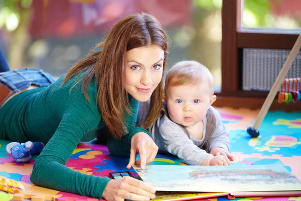 Portrait Frau Und Baby Mit Buch Hause Für Lernen Entwicklung — Stockfoto