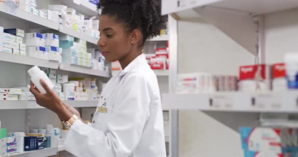 Farmaceuta Kobieta Tabletka Półce Badań Medycznych Zapasów Planowania Sprzedaży Medycznej — Wideo stockowe