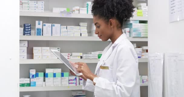 Pharmacist Woman Digital Tablet Shelf Medicine Research Stock Inventory Planning — Stock Video