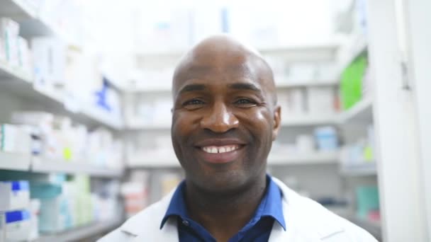 Glücklicher Schwarzer Mann Gesicht Und Apotheker Lächeln Für Das Gesundheitswesen — Stockvideo