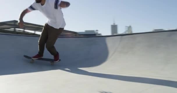 Skateboard Energi Och Man Skatepark För Ramp Skål Eller Trick — Stockvideo