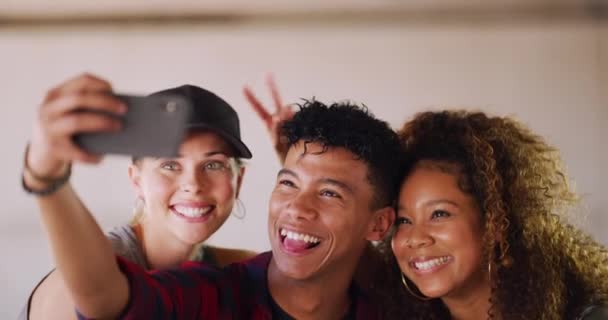 Amigos Selfie Calle Para Signo Paz Sonrisa Puchero Por Diversidad — Vídeo de stock