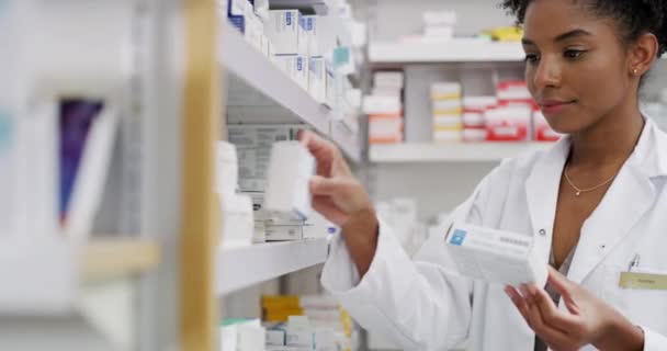Caixa Farmácia Mulher Medicina Para Gerenciamento Prateleiras Leitura Etiquetas Estoque — Vídeo de Stock