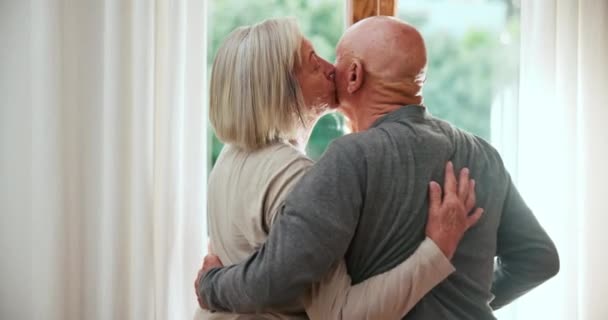 Fenster Kuss Oder Altes Paar Umarmen Sich Mit Liebe Unterstützung — Stockvideo