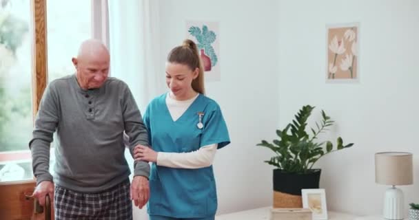 Senior Hombre Enfermera Con Bastón Para Apoyo Ayuda Discapacidad Movimiento — Vídeo de stock