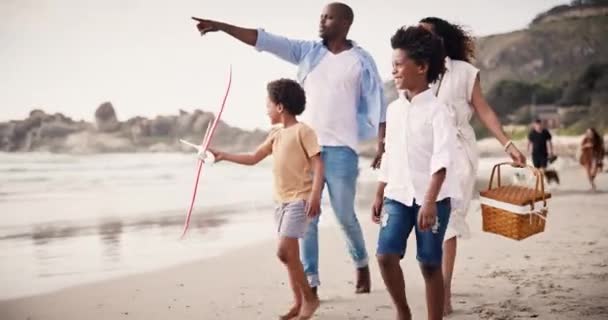 Wandelen Gelukkige Familie Het Strand Samen Voor Picknick Hechting Tropische — Stockvideo