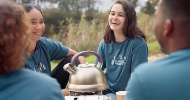 Kamp Arkadaşlar Gönüllü Bir Grup Olarak Sosyal Yardım Programında Kahkahalarla — Stok video