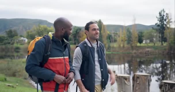 Doğa Yürüyüşü Dağ Arkadaşları Egzersiz Macera Yolculuk Ile Sağlıklı Konuşuyorlar — Stok video