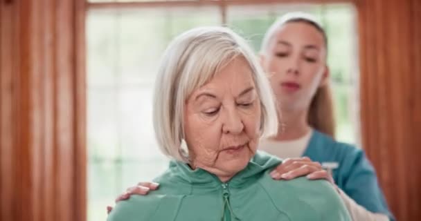 Seniorin Schulterschmerzen Oder Arzthelferin Für Arthritis Physiotherapie Oder Altenpflege Ältere — Stockvideo