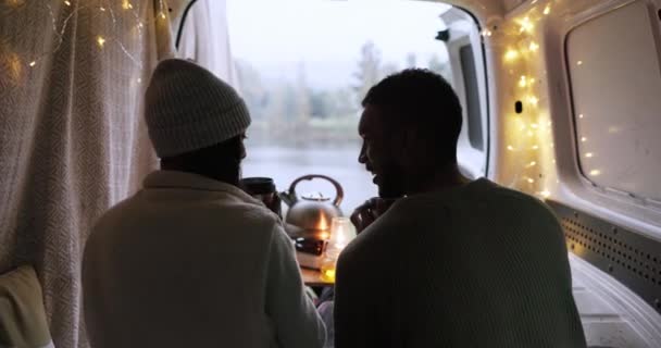 Par Skål Och Kaffe När Campar Husvagn Med Kärlek Romantik — Stockvideo