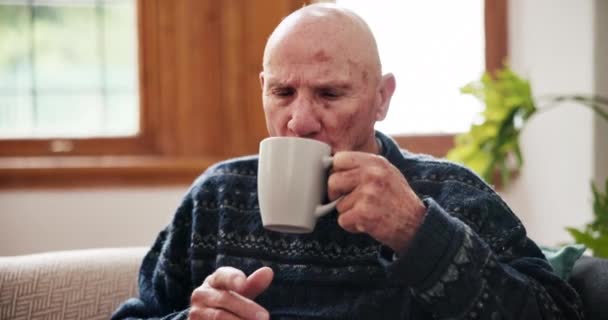 Pensare Caffè Uomo Anziano Rilassarsi Divano Tranquillo Calmo Avere Una — Video Stock