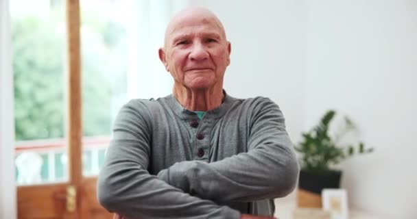 Σπίτι Πρόσωπο Και Ηλικιωμένος Άνδρας Σταυρωμένα Χέρια Χαμόγελο Και Αυτοπεποίθηση — Αρχείο Βίντεο