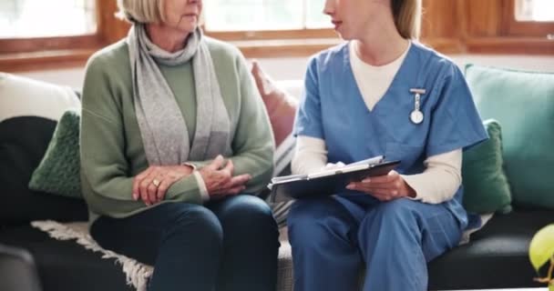 Verpleegster Checklist Senior Vrouw Woonkamer Voor Advies Overleg Hulp Bank — Stockvideo