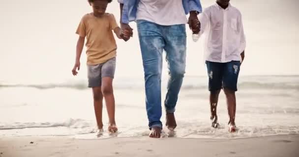 在海上牵手 牵着家人的腿一起度假 并在热带探险中成群结队 在坎昆散步 暑假和带着孩子在海滩上放松 旅行和娱乐的父亲 — 图库视频影像