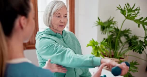 Donna Anziana Con Pesi Esercizio Fisico Con Fisioterapista Presso Clinica — Video Stock