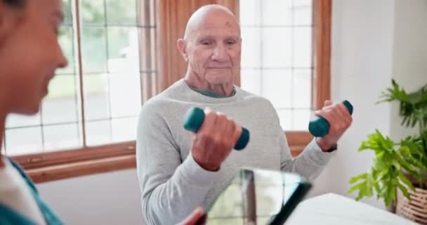 Medico Tablet Uomo Anziano Con Esercizio Manubri Casa Pensione Fisioterapia — Video Stock