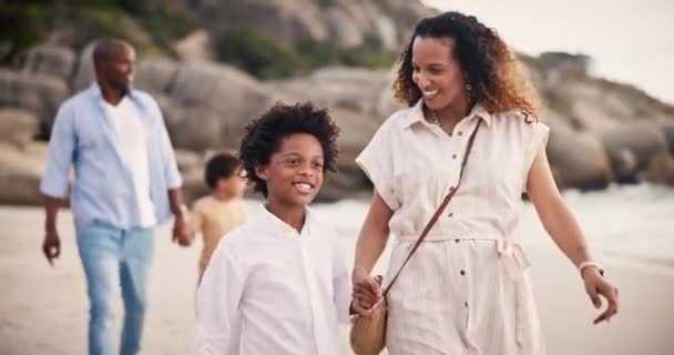 Caminando Familia Feliz Playa Juntos Hablando Vinculándose Vacaciones Aventura Tropical — Vídeo de stock