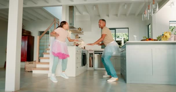 Ojciec Dziewczyna Balet Tańcem Tutu Przybij Piątkę Grając Gole Lub — Wideo stockowe