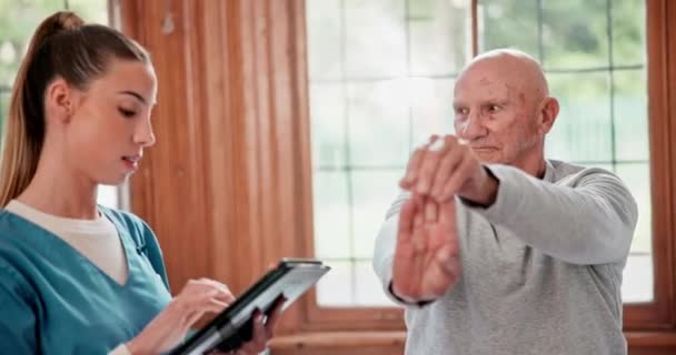 Physikalische Therapie Senioren Und Tabletten Mit Stretch Und Wellness Übungen — Stockvideo