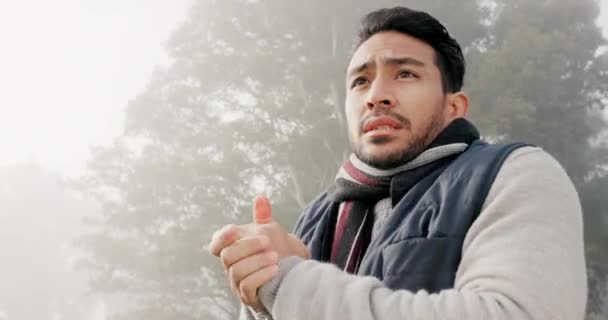 Człowiek Zima Pocierać Ręce Lesie Mgłą Wakacje Wakacje Podróże Świeżym — Wideo stockowe