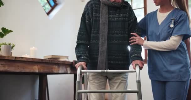 Медсестра Пожилой Человек Ходьба Рамки Домашней Поддержки Здравоохранения Руки Помогающие — стоковое видео