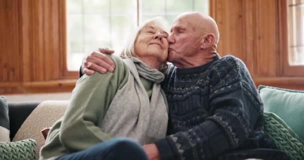 Объятия Поцелуи Пожилая Пара Отдыхают Диване Поддержкой Доверием Благодарностью Доме — стоковое видео