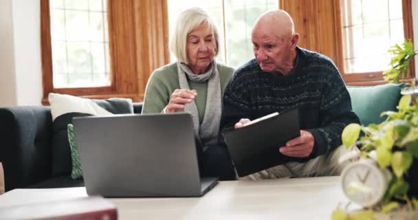 Finanças Estresse Casal Sênior Com Laptop Sofá Para Dívida Crise — Vídeo de Stock