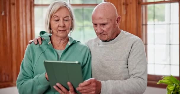 对话和与平板电脑 打字和互联网社交媒体 在线阅读和电子书的老年夫妇 老年妇女和有技术 网站信息和数字应用程序的老年男子 — 图库视频影像