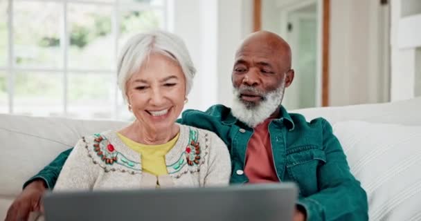 老夫妇在沙发上与笔记本电脑 微笑和放松与爱 跨种族的婚姻和在线结合在家里 流媒体网站和快乐的人 老人和女人在客厅的沙发上 — 图库视频影像