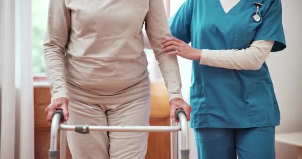 Senior Handen Verpleegkundige Met Walker Voor Ondersteuning Hulp Beweging Bejaardentehuis — Stockvideo
