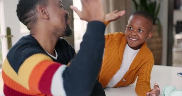 黑人家庭 有孩子的父亲 在家里接受教育 学习和创造性的课程 学校和快乐的父亲 与男孩在发展 家庭作业和学习方面取得了成就 — 图库视频影像