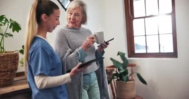 平板电脑和老年妇女在家庭咨询 沟通和谈话中寻求支持 有咖啡 电话应用程序或健康报告 结果或建议的照料者 技术人员和快乐的老年人 — 图库视频影像