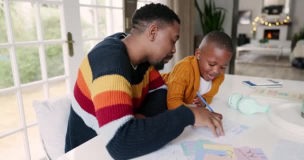 写作和在家里与孩子一起学习 学习知识和上创意课的父亲 黑人家庭和爸爸在桌旁教男孩写作 以促进儿童的发展 家庭作业和学习 — 图库视频影像