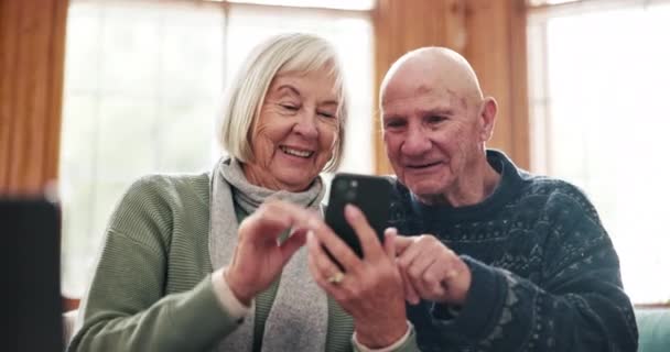 Телефон Комиксы Пожилая Пара Диване Смеющиеся Над Мемом Шутки Gif — стоковое видео