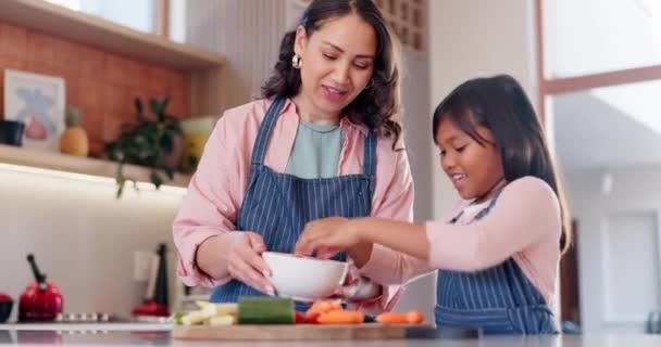 음식과 어머니는 결합에 그녀의 아이와 집에서 미소와 박수와 식사를위한 야채와 — 비디오