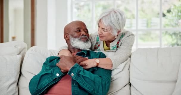 Pasangan Senior Berpelukan Dan Berbicara Sofa Dengan Cinta Perhatian Dan — Stok Video