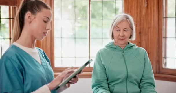 Seniorin Mit Gewichten Für Sport Mit Physiotherapeut Der Rehabilitationsklinik Gesundheitsfachangestellte — Stockvideo