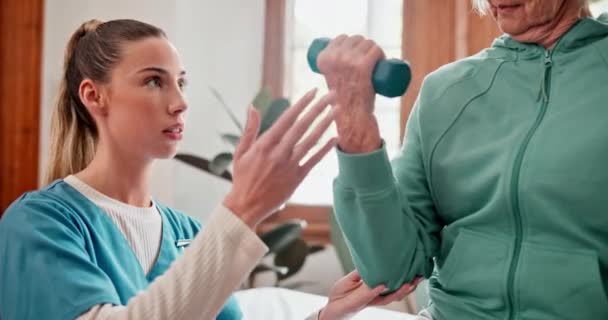 Starší Pacient Tělesnou Hmotností Pro Cvičení Fyzioterapeutem Rehabilitační Klinice Žena — Stock video
