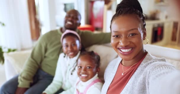 Mutlu Afrikalı Bir Aile Evde Selfie Oturma Odası Ebeveynler Çocuklar — Stok video