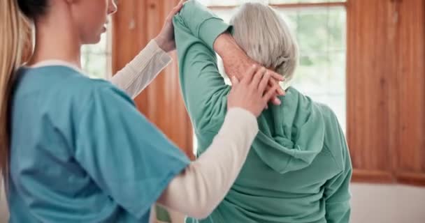 Здравоохранение Медсестра Пожилая Женщина Физическими Упражнениями Растяжения Восстановления Реабилитацией Зрелый — стоковое видео