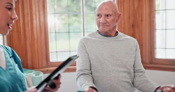 Fisioterapia Anciano Tableta Con Mancuernas Charla Entrenamiento Con App Para — Vídeo de stock