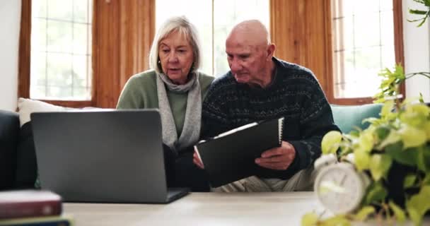 笔记本电脑 财务和老年夫妇在沙发上 与税务 规划或储蓄的文件在家里 投资和老年人在线到客厅办理保险 银行或贷款申请 — 图库视频影像