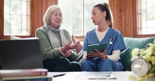집에서 태블릿 진단을 간호사 도움을 치료사를 상담하는 — 비디오