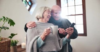 Evde, kahvede ve cep telefonlu, internetli, romantik, kaynaşan ve sosyal medyası olan yaşlı bir çift. Sabah ya da dairede yaşlı bir adam, yaşlı bir kadın ve çay içen akıllı bir telefonla konuşmak..