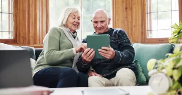在社交媒体 移动应用程序或互联网上的沙发网络上的平板电脑 对话和资深夫妇 讨论和老年男女在退休卷轴上谈论家庭数字技术 — 图库视频影像